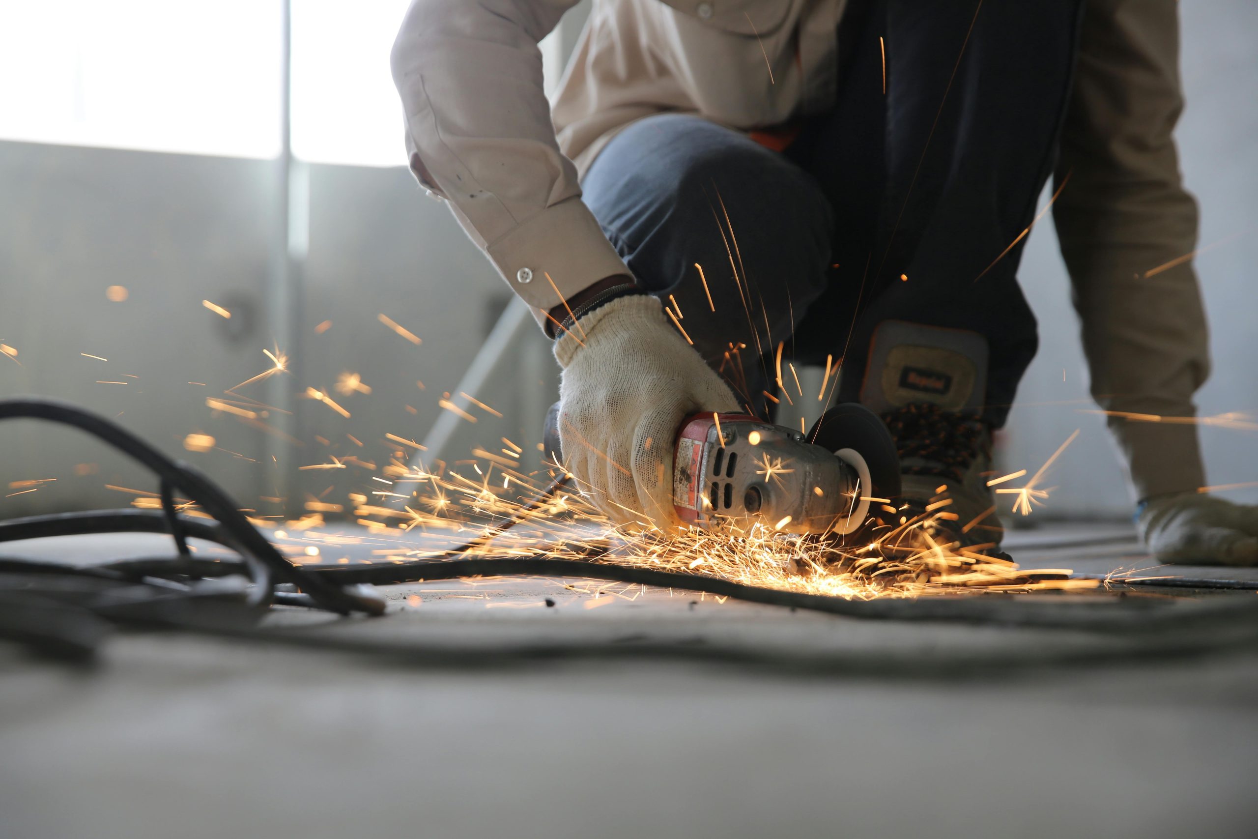 Nieuw in de bouw- en schoonmaaksector: KBO-registratie van helpers en werkende vennoten